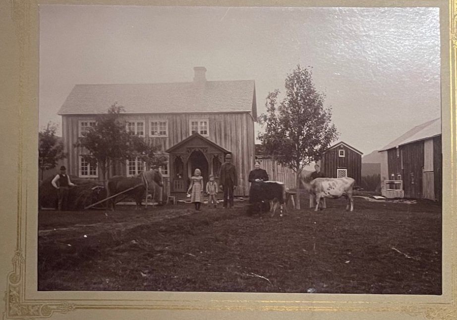 Historisk gårdsfoto fra Rosten
